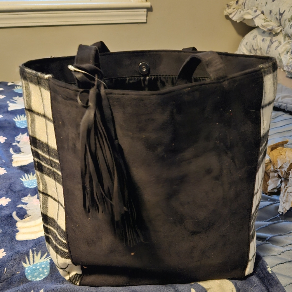 SALE ** BRAND NEW ** Stylish Black and White Suede Like Handbag
